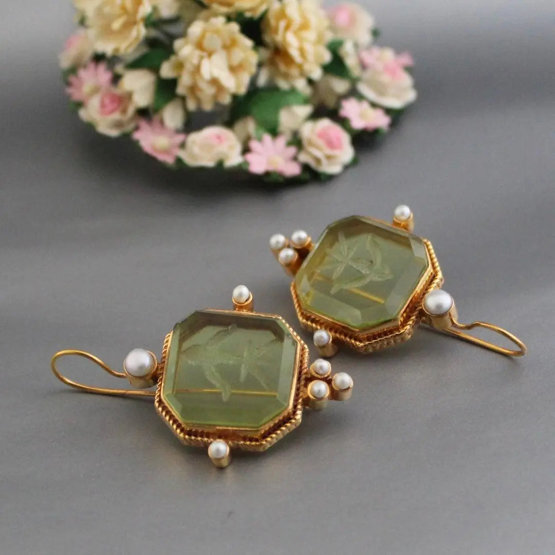 Vintaginiai žiedai su žaliu ir elegantiškais perlų akmenimis