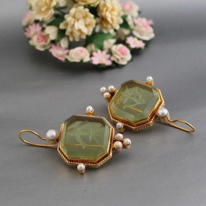 Vintaginiai žiedai su žaliu ir elegantiškais perlų akmenimis