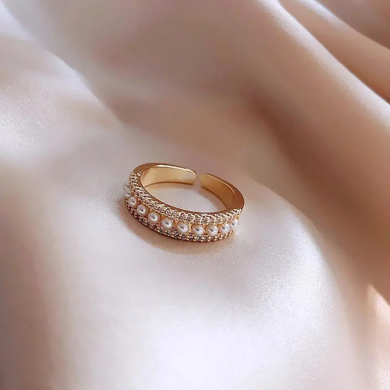 Prabangi auksinė ir perlų apyrankė elegantiška ir išskirtinė