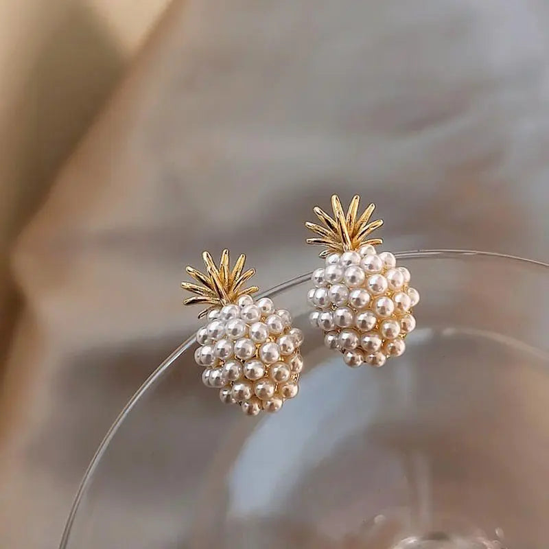 Auskarų lankeliai su tropiniu ananaso raštu ir elegantiškomis perlų detalėmis