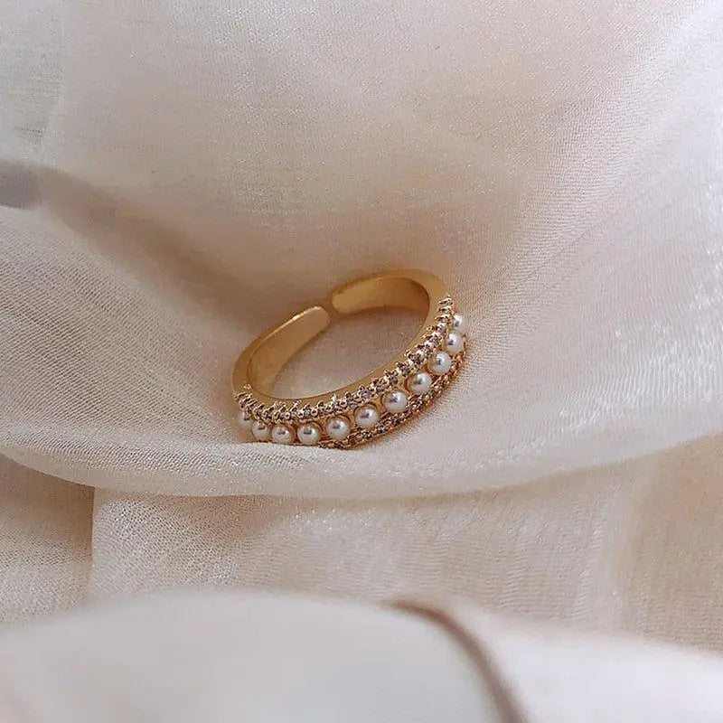Prabangi auksinė ir perlų apyrankė elegantiška ir išskirtinė