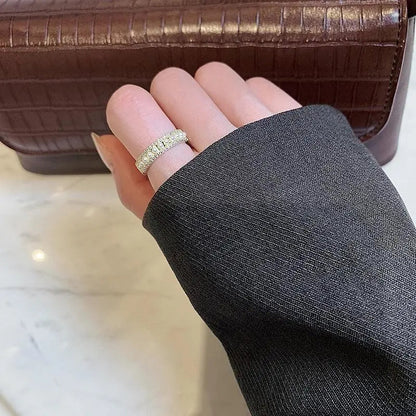 Prabangi auksinė ir perlų apyrankė elegantiška ir išskirtinė