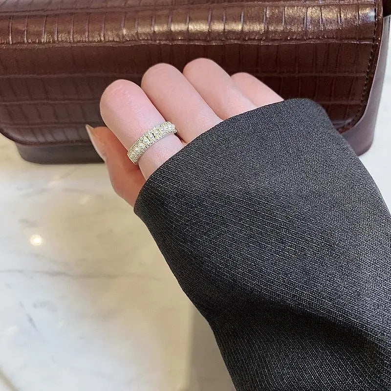 Prabangi auksinė ir perlų apyrankė elegantiška ir išskirtinė