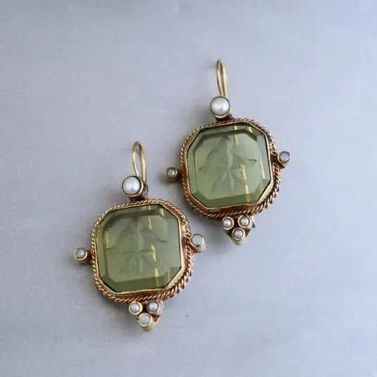 Vintaginiai žiedai su žaliu ir elegantiškais perlų akmenimis